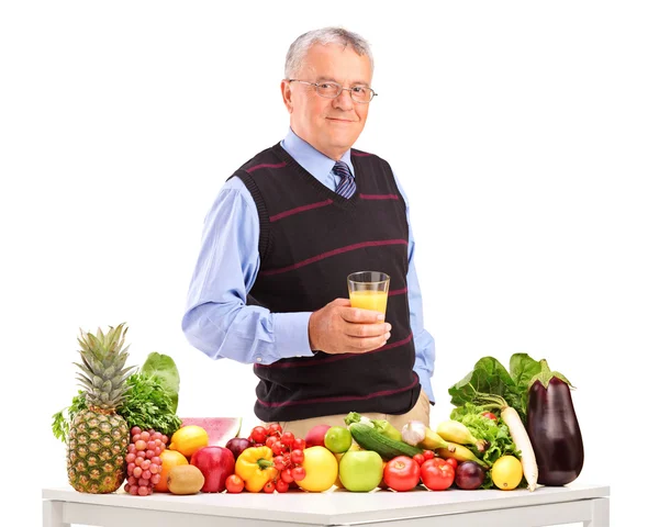 Man holding glass of juice — Stock Photo, Image