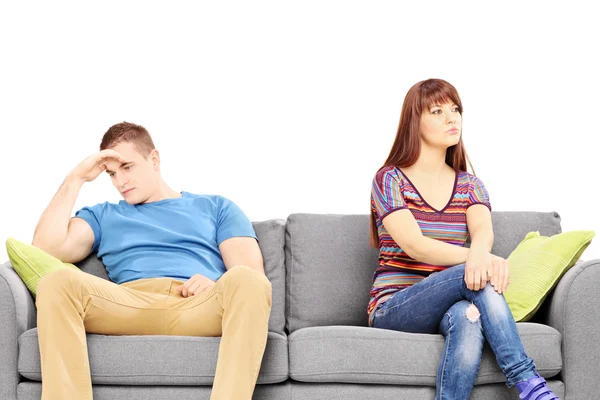 Triste pareja en el sofá después de una discusión — Foto de Stock