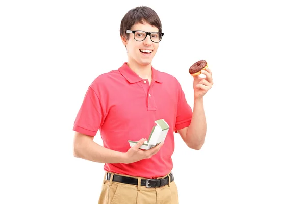Un type qui mange un beignet — Photo