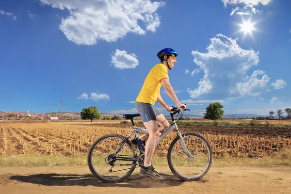 Bicicleta de montaña macho —  Fotos de Stock