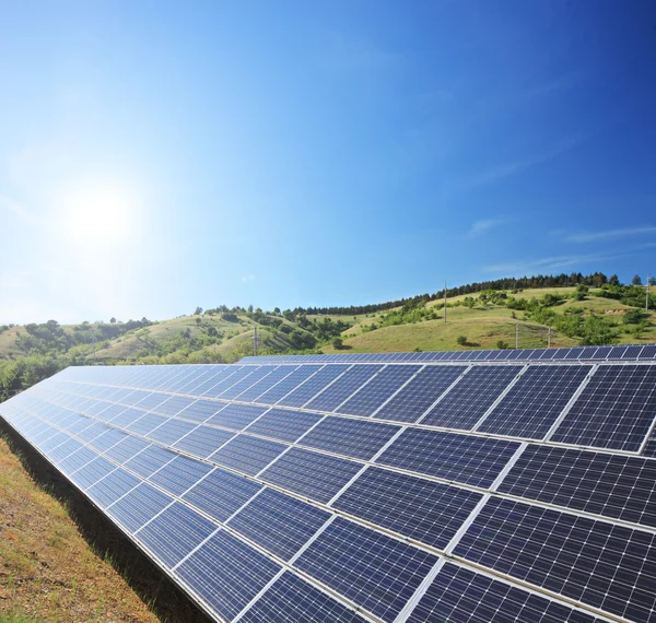 Paneli słonecznych ogniw fotowoltaicznychzonne-cel van de fotovoltaïsche panelen — Stockfoto