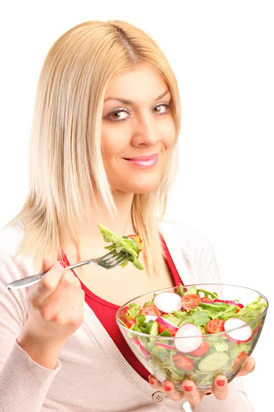 Νεαρή γυναίκα τρώει σαλάτα — Φωτογραφία Αρχείου