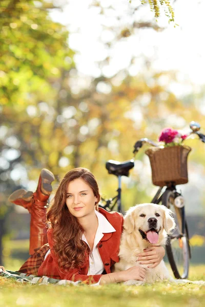 犬と横たわっている女性 — ストック写真