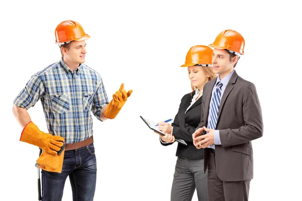 Trabajador conversando con arquitectos —  Fotos de Stock