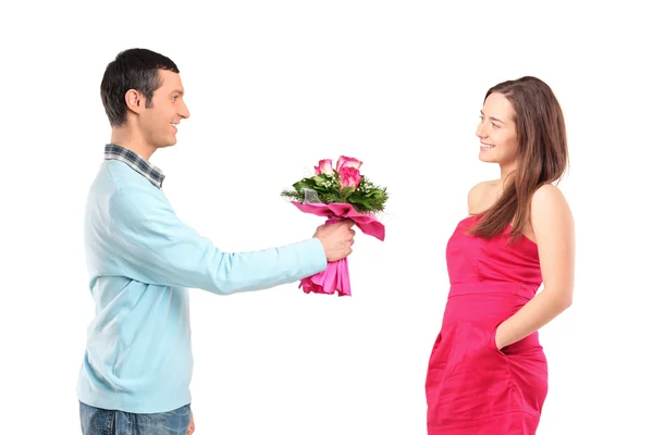 Boyfriend giving flowers to girlfriend — Stock Photo, Image