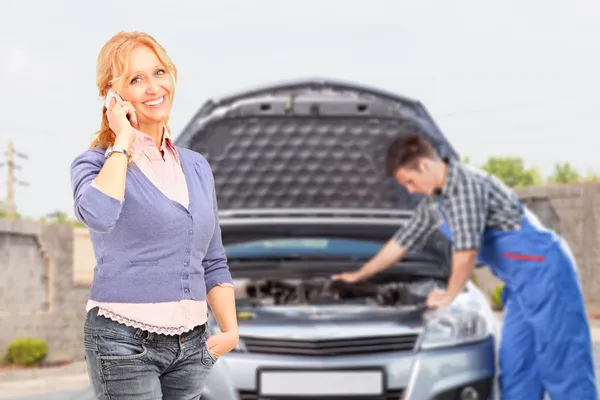 Lachende vrouw praten over telefoon — Stockfoto