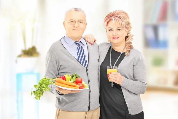 Paar mit gesundem Essen — Stockfoto