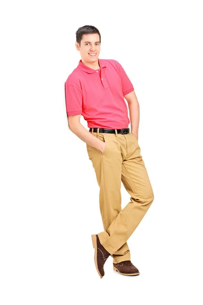 Smiling man leaning against wall — Stock Photo, Image