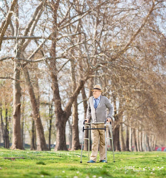 Hombre mayor caminando con caminante — Foto de Stock