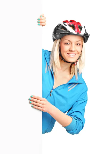 Feminino ciclista usando capacete — Fotografia de Stock