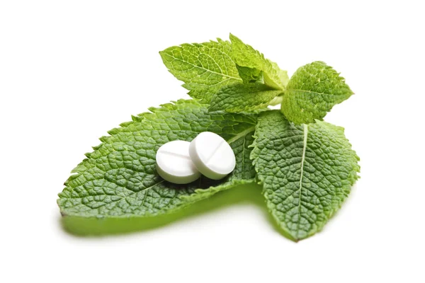 White pills on mint — Stock Photo, Image