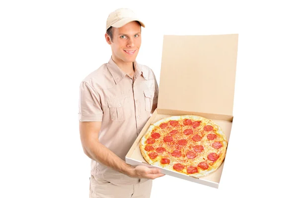 Ein Lieferant liefert eine Pizza aus — Stockfoto