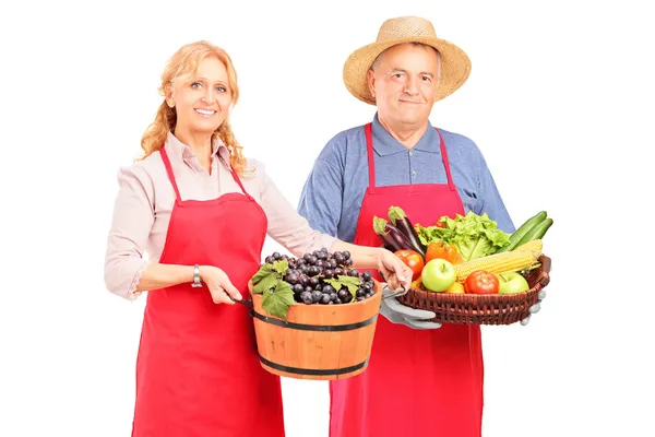 Male and female gardeners with basket — Stock Photo, Image