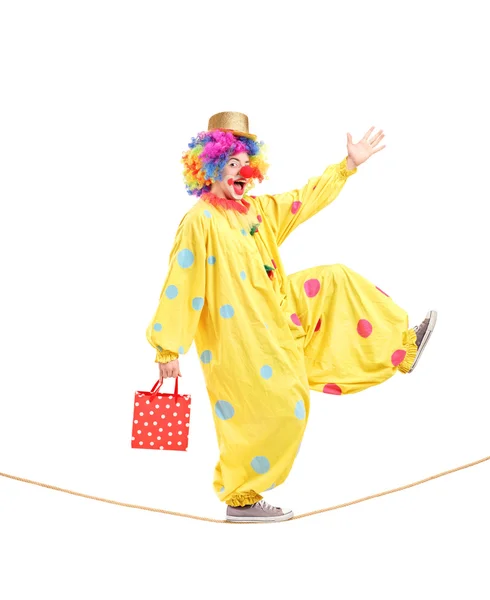 Клоун ходит по веревке — стоковое фото