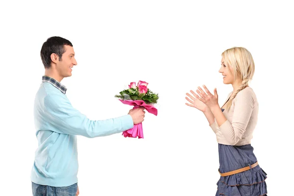 Namorado dando flores para namorada — Fotografia de Stock