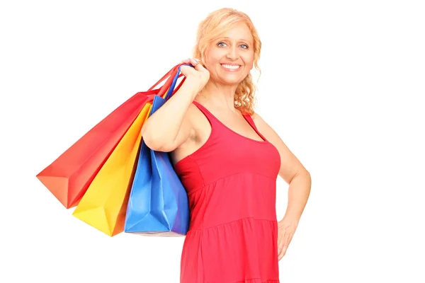 Starsza kobieta trzyma torby na zakupy — Zdjęcie stockowe