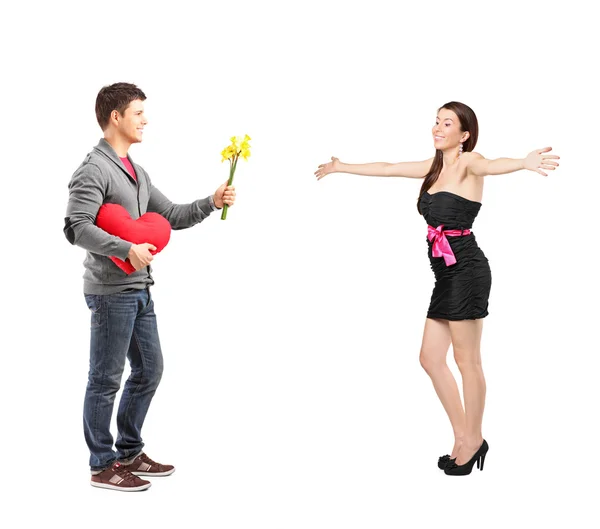 Hombre dando corazón y flores a la novia —  Fotos de Stock