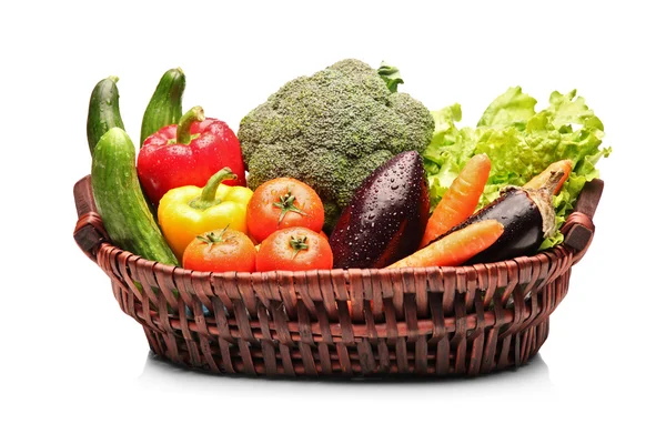 Korb voll mit Gemüse — Stockfoto