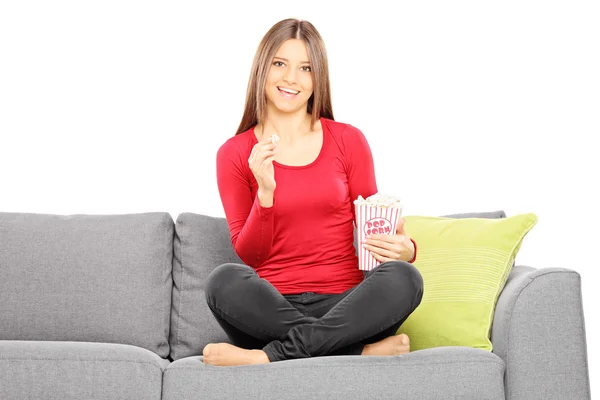 Женщина на диване смотрит телевизор — стоковое фото