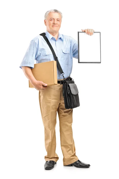 Delivery person holding clipboard — Stock Photo, Image