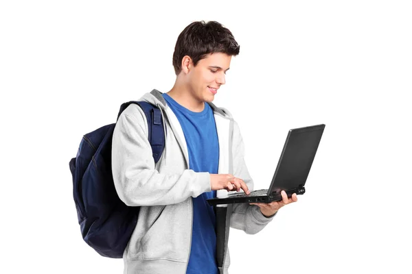 Mannelijke student die op laptop werkt — Stockfoto