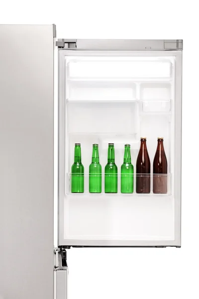 Offener Kühlschrank voller Bierflaschen — Stockfoto