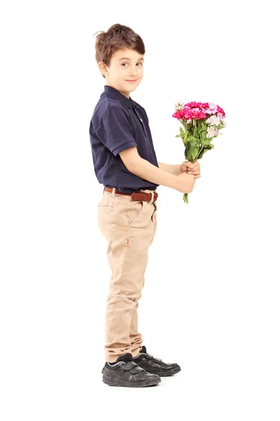 Søt liten gutt med blomster. – stockfoto