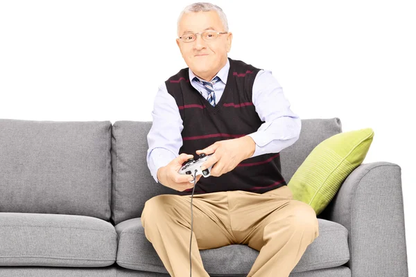 Senior man afspelen van video game — Stockfoto