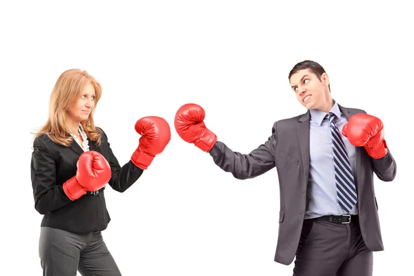 Empresária tendo briga com empresário — Fotografia de Stock