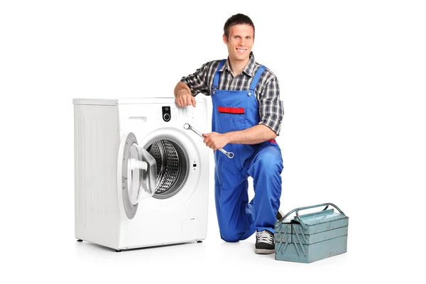 Reparador ao lado da máquina de lavar roupa — Fotografia de Stock