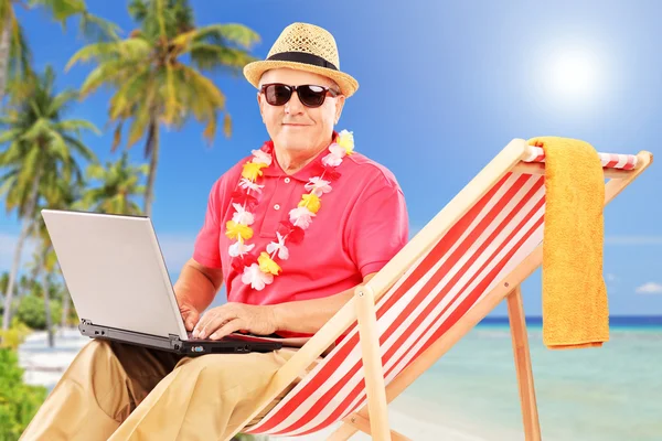 Männlicher Tourist arbeitet am Laptop — Stockfoto