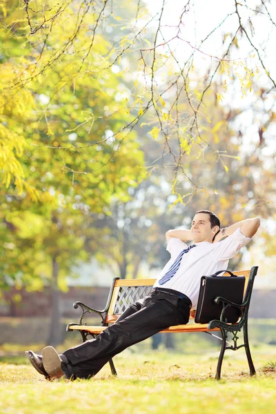 Empresário relaxante em um parque — Fotografia de Stock