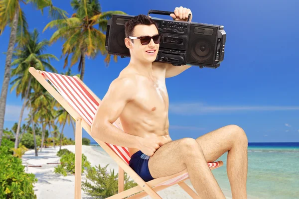 Homme avec radio sur l'épaule — Photo