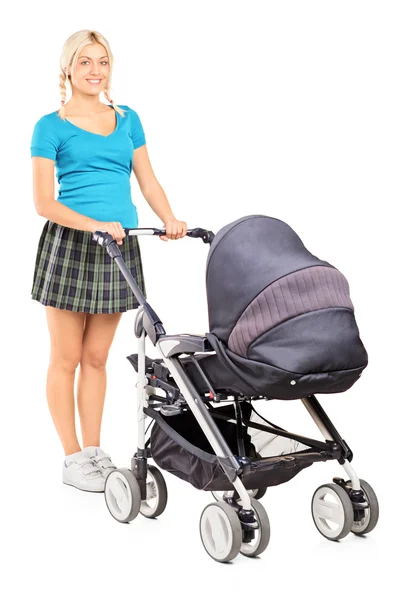 Vrouw duwen baby wandelwagen — Stockfoto