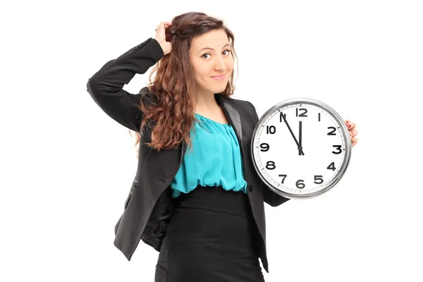 Бізнес-леді тримає настінний годинник — стокове фото
