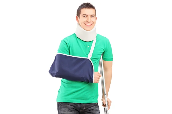 骨折した腕を持つ男性 — ストック写真