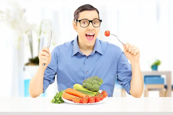 Hombre comiendo una comida saludable — Foto de Stock