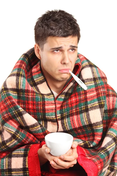 Hombre enfermo sosteniendo taza y termómetro —  Fotos de Stock
