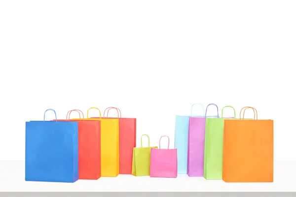 Bolsas de compras coloridas en la mesa — Foto de Stock