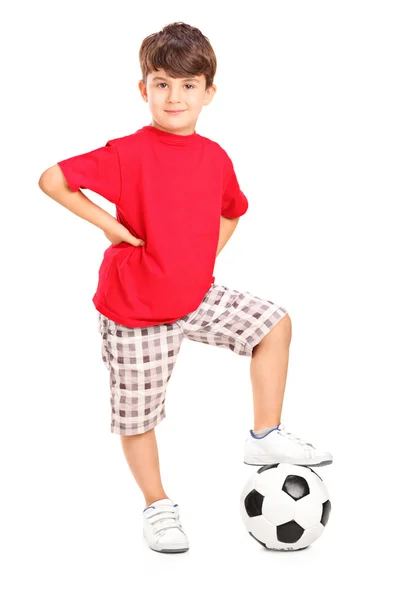 Pojke poserar med fotboll — Stockfoto
