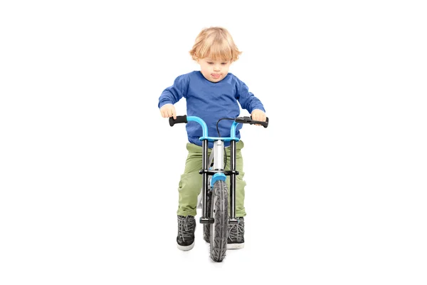 Schattige mannelijke jongen paardrijden zijn fiets — Stockfoto