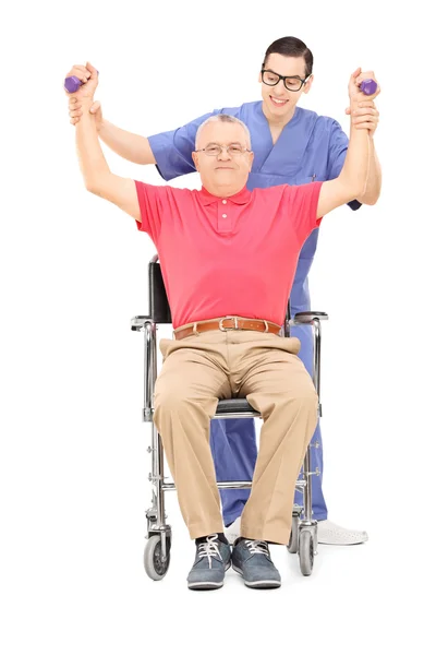 Зрелый мужчина занимается с физиотерапевтом — стоковое фото