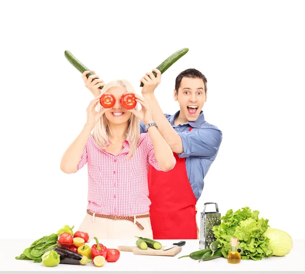 Pareja divirtiéndose mientras cocina — Foto de Stock