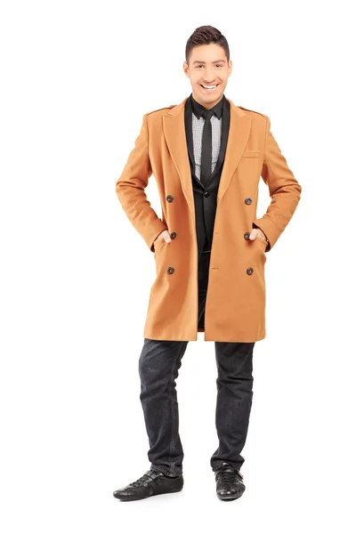 Usměvavý pohledný muž nosí kabát — Stock fotografie