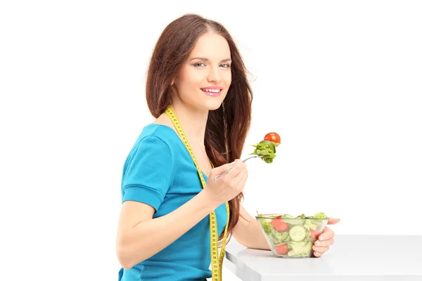 Mujer comiendo ensalada fresca —  Fotos de Stock