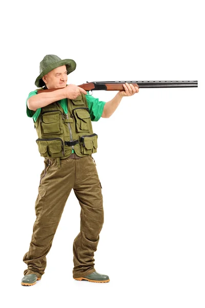 Mužský lovec Střelba s puškou — Stock fotografie