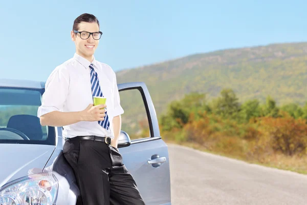 Man på hans bil dricka kaffe — Stockfoto