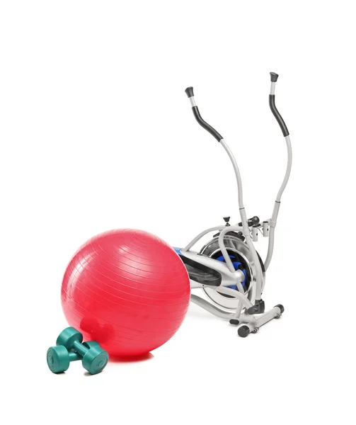 Cross trainer máquina, bola e dumbbel — Fotografia de Stock