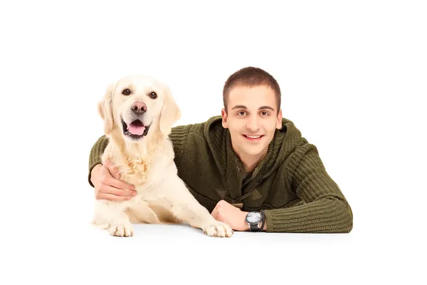 Homem ao lado do cão labrador — Fotografia de Stock