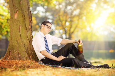 şişe ile hayal kırıklığına adam